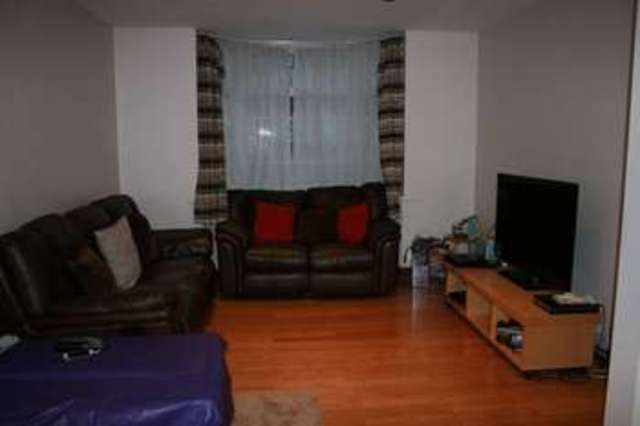  Image of 3 Bedroom Semi-Detached for sale at Stanway Gardens  Edgware, HA8 9LN