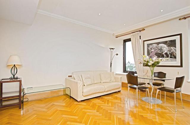  Image of 3 Bedroom Apartment to rent at London, SE1 8YW
