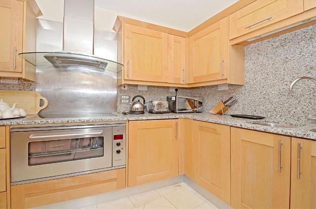  Image of 3 Bedroom Apartment to rent at London, SE1 8YW