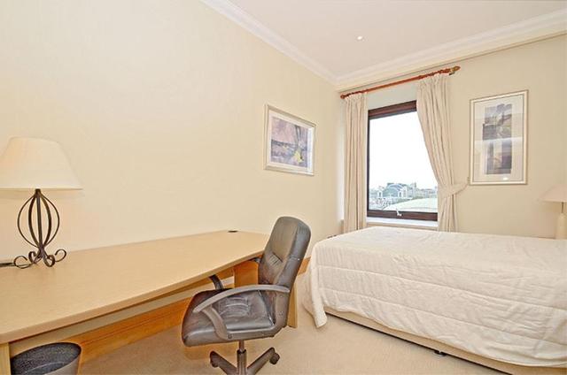  Image of 3 Bedroom Apartment to rent at London, SE1 8YW