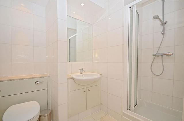  Image of 3 Bedroom Apartment to rent at London, SE1 8YW