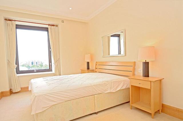  Image of 3 Bedroom Apartment to rent at London, SE1 8YW