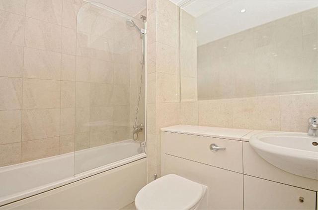  Image of 3 Bedroom Apartment to rent at London, SE1 8YW