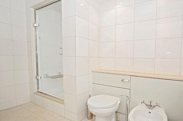  Image of 3 Bedroom Apartment to rent at London, SE1 8YW