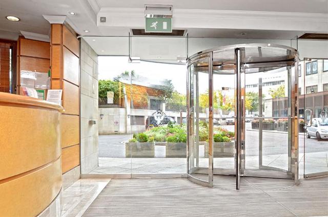  Image of 3 Bedroom Apartment to rent at London, SE1 8YW