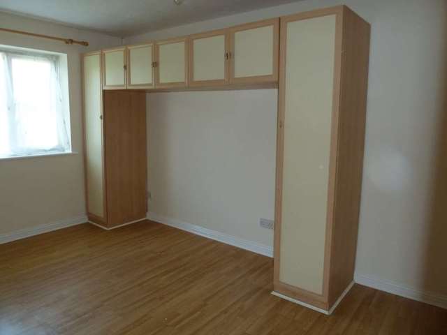  Image of 2 Bedroom Flat to rent at Blessing Way  Barking, IG11 0XH