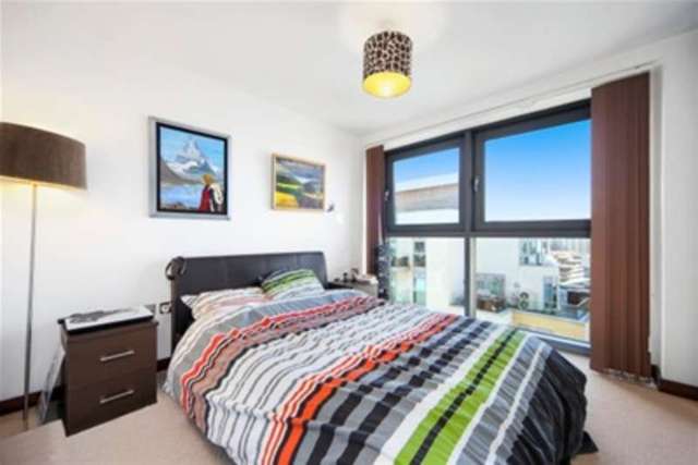  Image of 2 Bedroom Flat to rent at London, SW11 3GZ