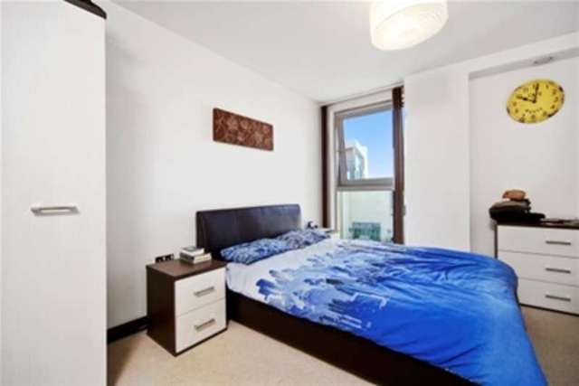  Image of 2 Bedroom Flat to rent at London, SW11 3GZ