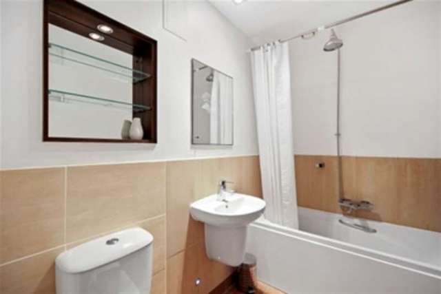  Image of 2 Bedroom Flat to rent at London, SW11 3GZ