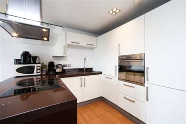  Image of 2 Bedroom Flat to rent at London, SW11 3GZ