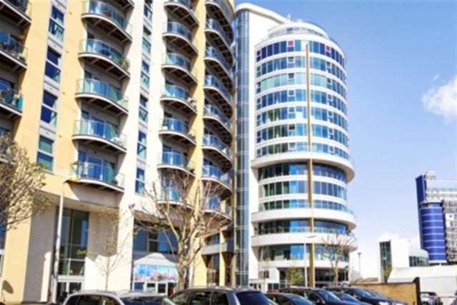 Image of 2 Bedroom Flat to rent at London, SW11 3GZ