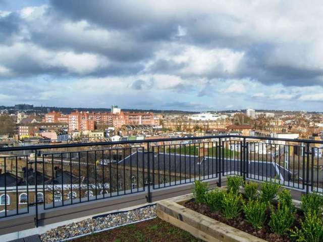  Image of 2 Bedroom Apartment to rent at Camden Road Camden Town London, NW1 9LR