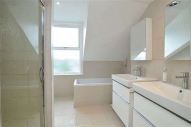  Image of 3 Bedroom Flat to rent at London, W4 2LA