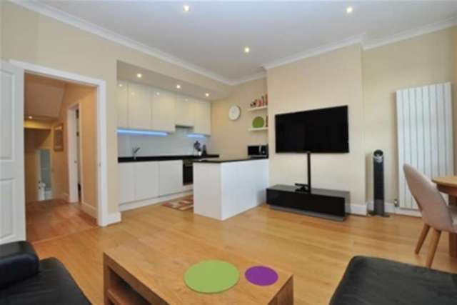  Image of 3 Bedroom Flat to rent at London, W4 2LA