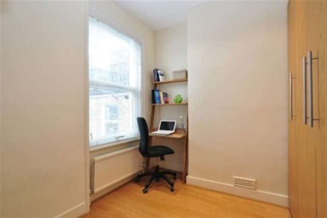  Image of 3 Bedroom Flat to rent at London, W4 2LA