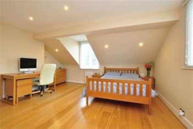  Image of 3 Bedroom Flat to rent at London, W4 2LA