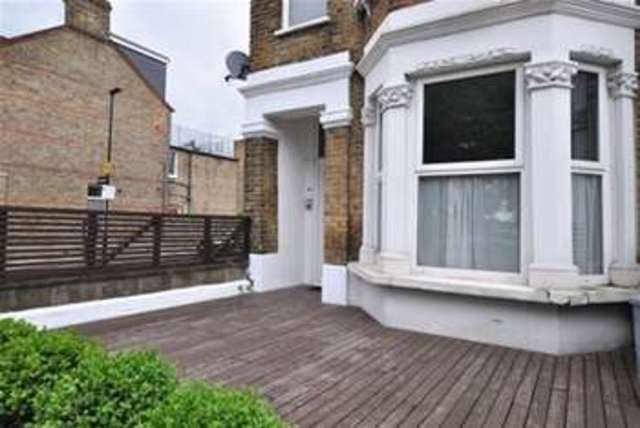  Image of 3 Bedroom Flat to rent at London, W4 2LA