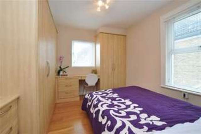  Image of 3 Bedroom Flat to rent at London, W4 2LA