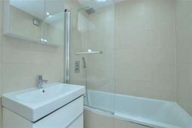  Image of 3 Bedroom Flat to rent at London, W4 2LA