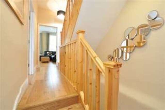  Image of 3 Bedroom Flat to rent at London, W4 2LA