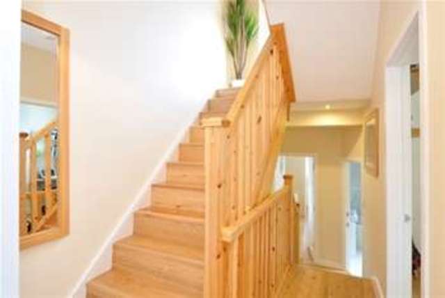  Image of 3 Bedroom Flat to rent at London, W4 2LA