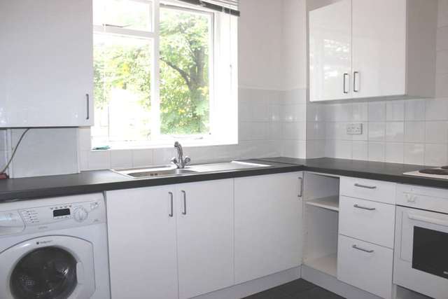  Image of 2 Bedroom Flat to rent at Belle Vue Lodge Chingford London, E4 7AB