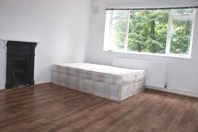  Image of 2 Bedroom Flat to rent at Belle Vue Lodge Chingford London, E4 7AB