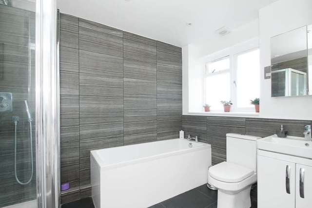  Image of 3 Bedroom Flat for sale at Corfield Street Bethnal Green London, E2 0DP