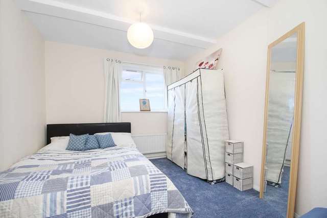  Image of 3 Bedroom Flat for sale at Corfield Street Bethnal Green London, E2 0DP
