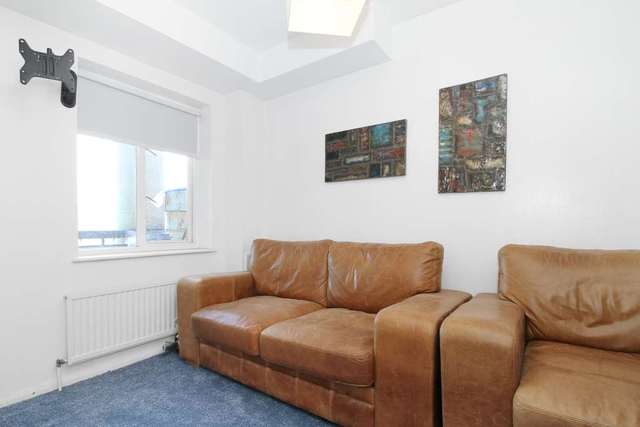 Image of 3 Bedroom Flat for sale at Corfield Street Bethnal Green London, E2 0DP