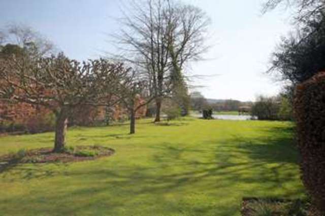  Image of 2 Bedroom Flat for sale at High Street  Fordingbridge, SP6 1AS