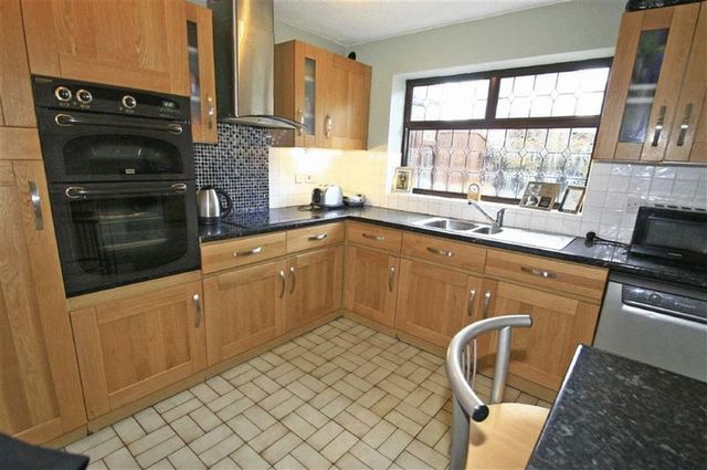  Image of 5 Bedroom Property to rent at Furtherfield Norden Rochdale, OL11 5PJ