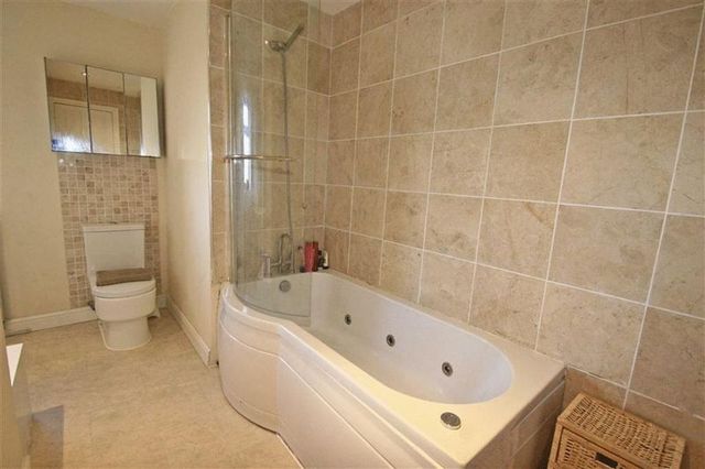  Image of 5 Bedroom Property to rent at Furtherfield Norden Rochdale, OL11 5PJ