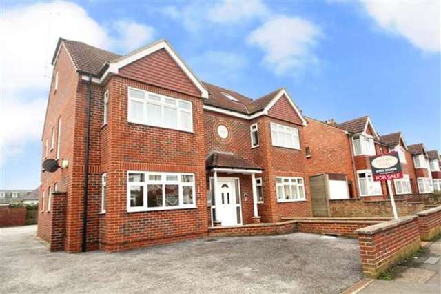  Image of 2 Bedroom Flat for sale at Broadwater, BN14 7EE