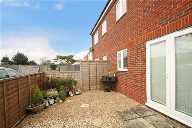  Image of 2 Bedroom Flat for sale at Broadwater, BN14 7EE