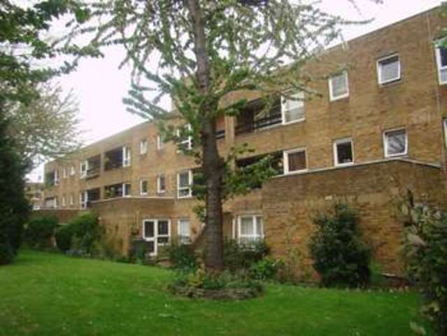  Image of 3 Bedroom Flat to rent at Hobday Street  London, E14 6AZ
