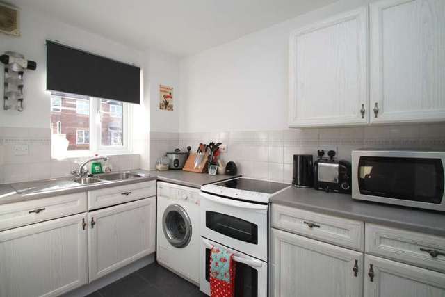  Image of 1 Bedroom Flat to rent at Surbiton Surrey, KT5 9NP
