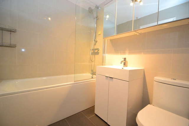  Image of 1 Bedroom Flat to rent at Surbiton Surrey, KT5 9NP