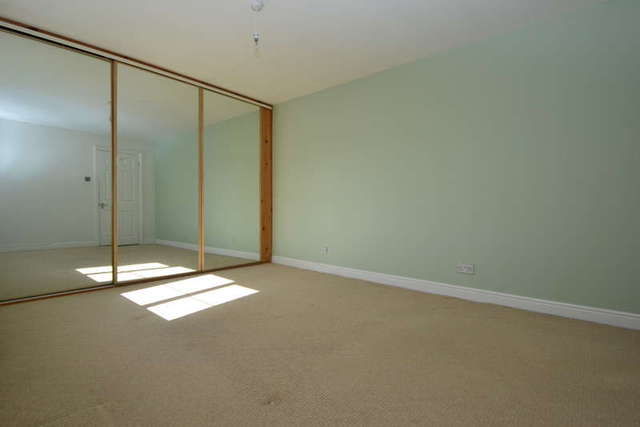  Image of 1 Bedroom Flat to rent at Surbiton Surrey, KT5 9NP