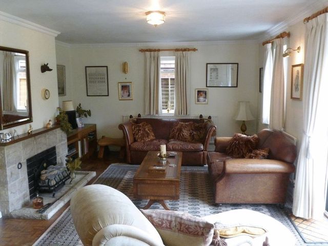  Image of 3 Bedroom Detached for sale at Vicarage Road  Wigginton, HP23 6DZ