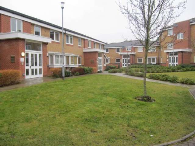 Image of 2 Bedroom Flat to rent at Warick Close  Hornchurch, RM11 3DQ