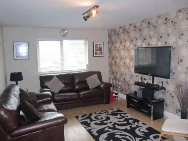  Image of 2 Bedroom Flat to rent at Warick Close  Hornchurch, RM11 3DQ