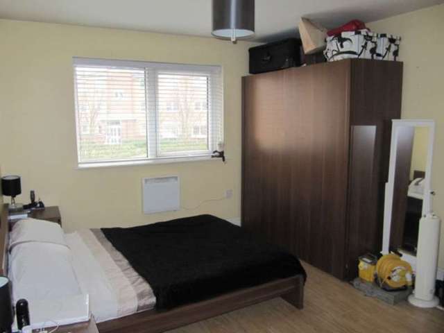  Image of 2 Bedroom Flat to rent at Warick Close  Hornchurch, RM11 3DQ