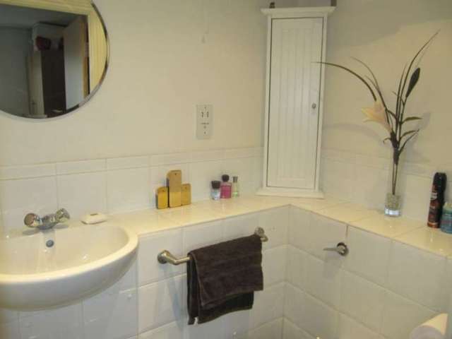  Image of 2 Bedroom Flat to rent at Warick Close  Hornchurch, RM11 3DQ