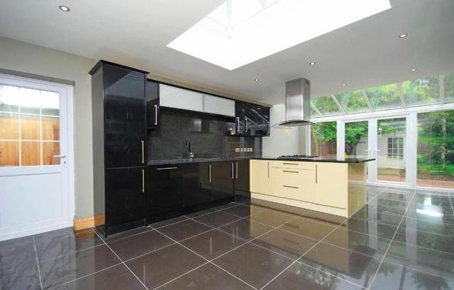  Image of 5 Bedroom Detached to rent at London, SE9 4RH