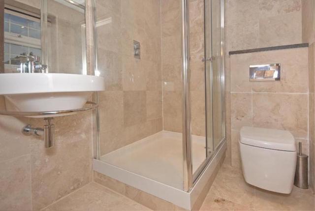  Image of 5 Bedroom Detached to rent at London, SE9 4RH