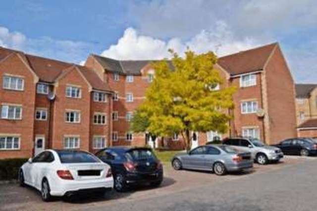  Image of 2 Bedroom Flat to rent at Westfield Gardens  Romford, RM6 4BY