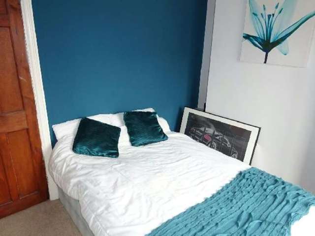  Image of 4 Bedroom Semi-Detached for sale at Whitethorn Avenue  Manchester, M16 7RR