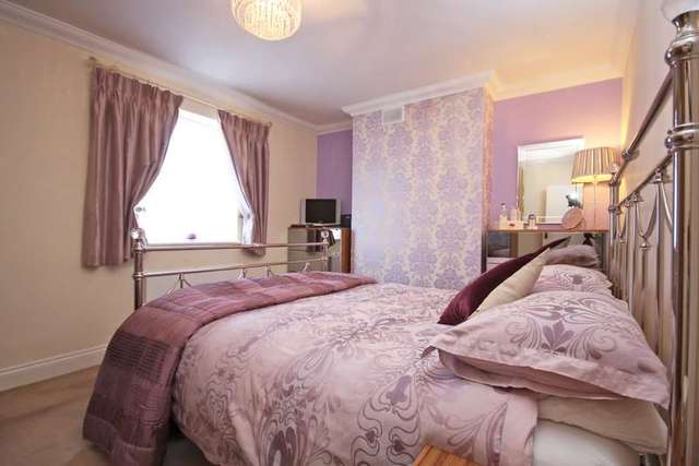  Image of 3 Bedroom Detached for sale at Reigate, RH2 9HS