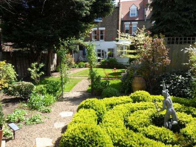  Image of 2 Bedroom Flat for sale at Chiswick, W4 5ED